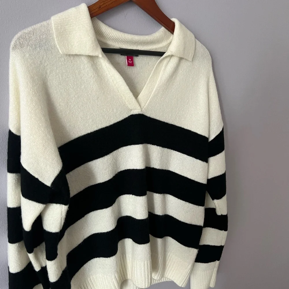 Vince Camuto Black & Cream Striped V‑Neck Collared Sweater - Picture 2 of 6